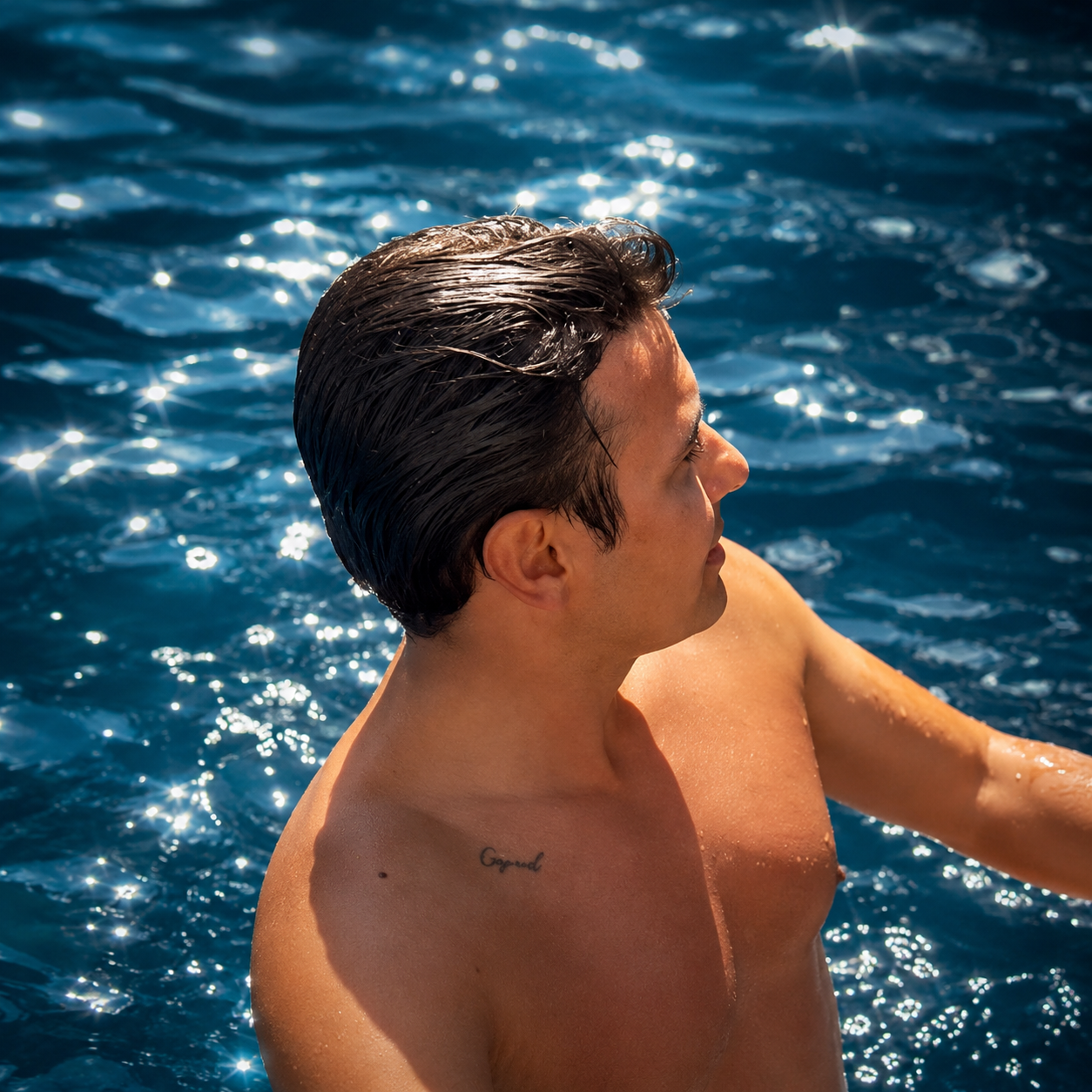 Hombre con prótesis capilar nadando en el mar