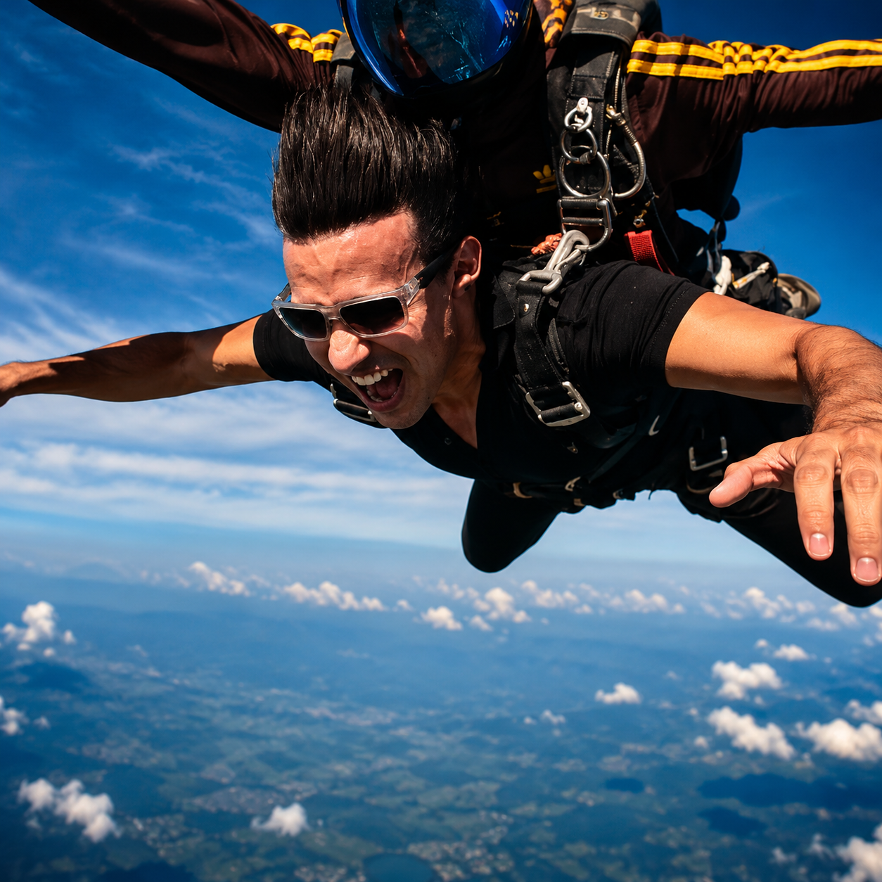 Hombre con prótesis capilar disfrutando un salto en paracaídas